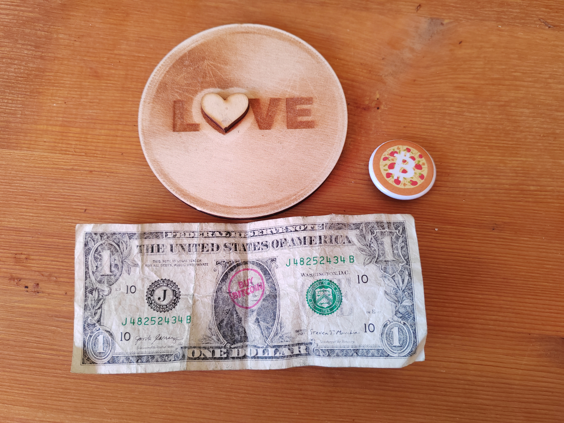LOVE Coin žeton in dolarski bankovec s 'Buy Bitcoin' štampiljko