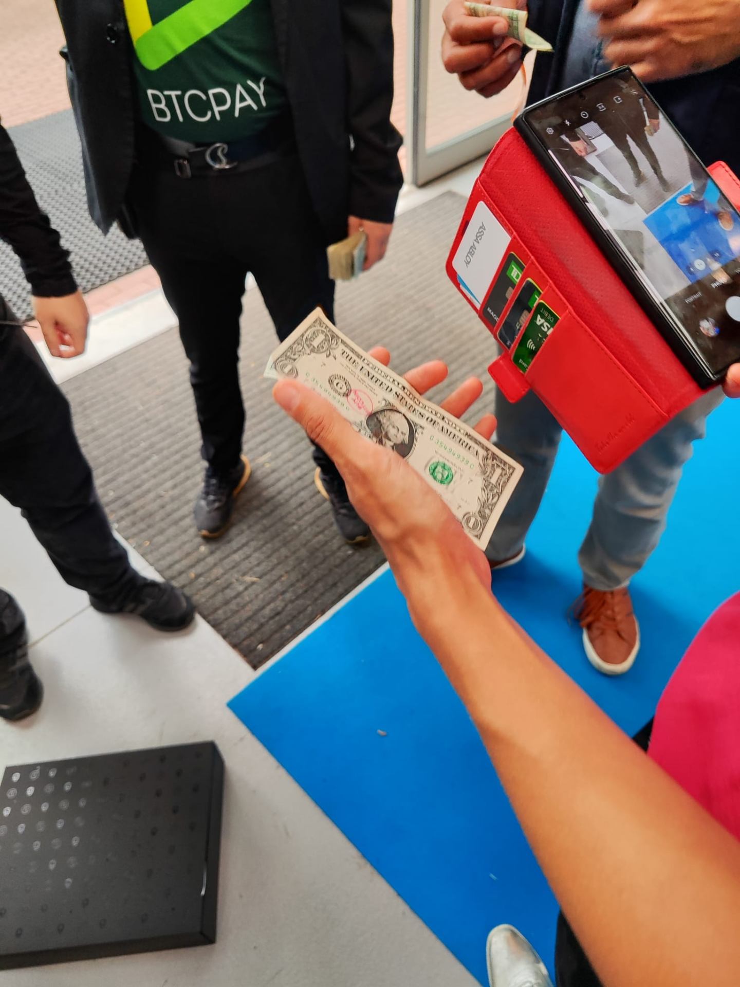 Dolarski bankovec s štampiljko Buy Bitcoin